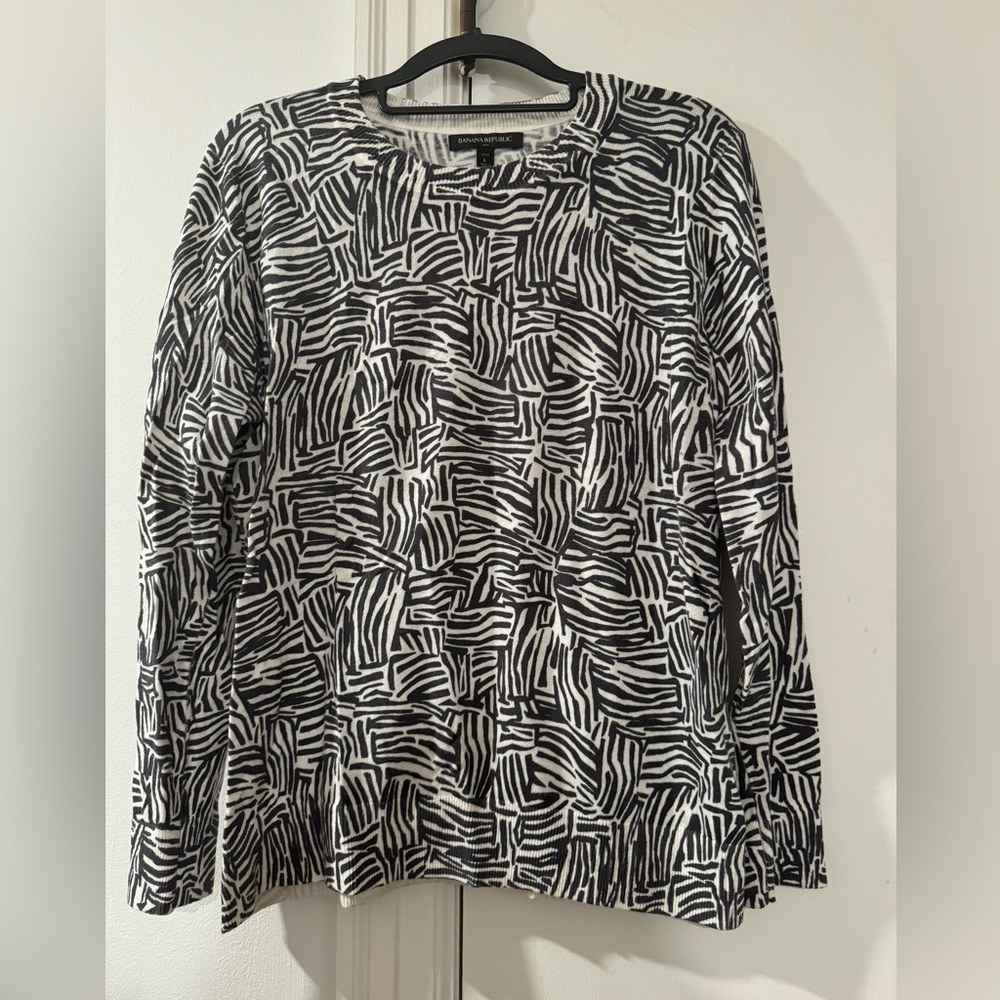 Banana Republic Petite size M light sweater blk/white abstract pattern